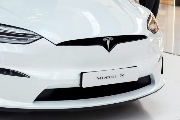 Feds launch investigation into Tesla seat belt parts