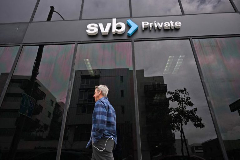 Lawmakers weigh having regulators monitor social media for bank panics