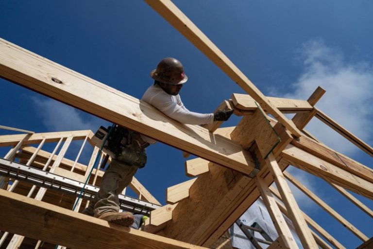 Mortgage demand drops to lowest level in a month as interest rates rise