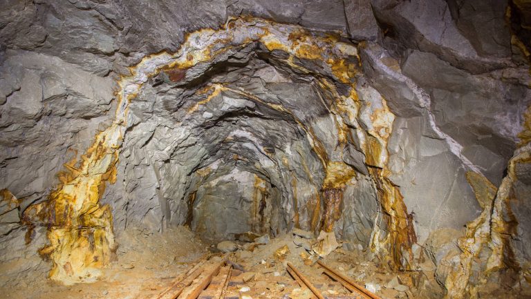 Gold Mining Stocks vs Gold: What’s the Turnaround Trigger?