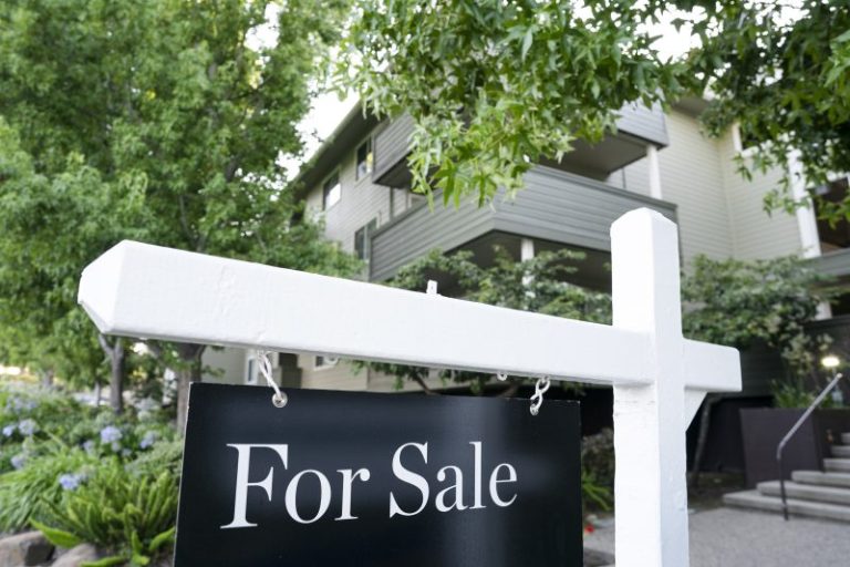 Mortgage demand falls to the lowest level since 1995 as interest rates near 8%