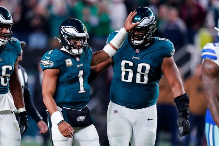 Eagles QB’s gutsy effort after injury sets tone for crucial win