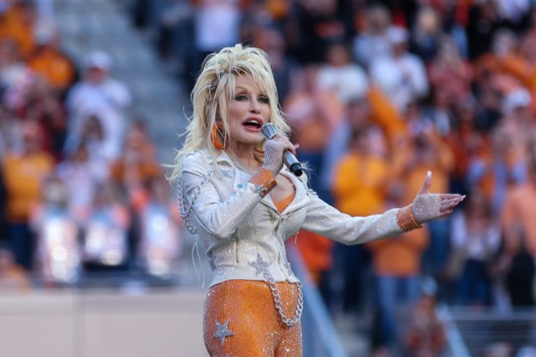 Dolly Parton sings ‘Rocky Top’ at Tennessee-Georgia game