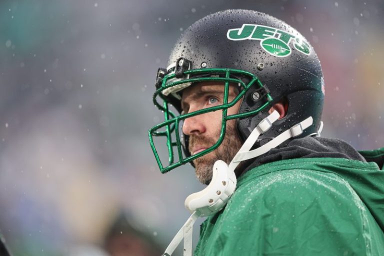 Former Super Bowl MVP quarterback signing with ex-rival