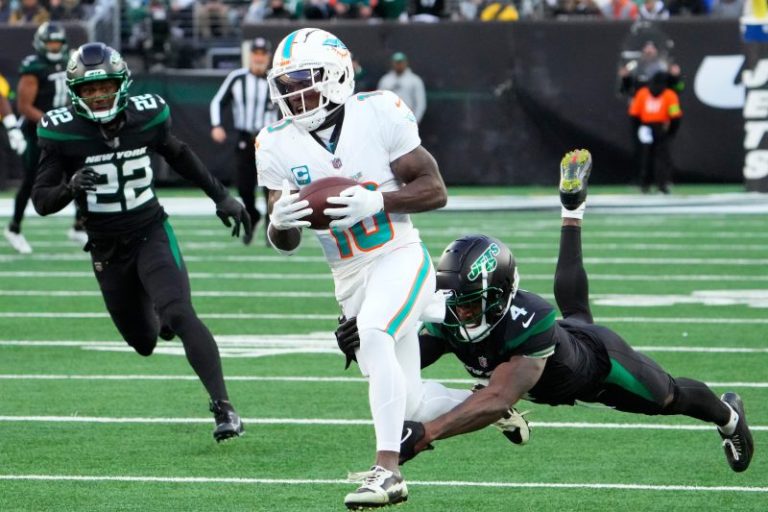 Dolphins blow out Jets in Black Friday matchup