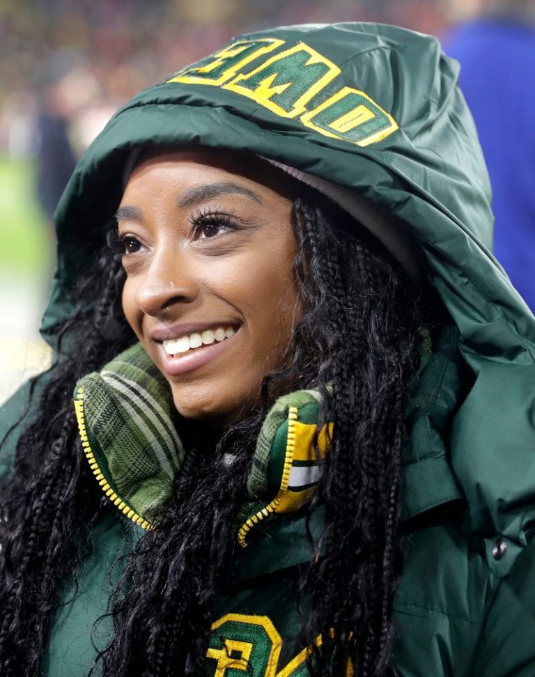 Simone Biles presented amazing gift by Packers fan during Chiefs game