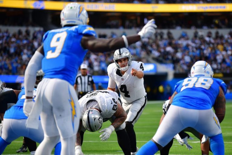 Raiders coach noncommittal about starting QB for TNF vs. Chargers