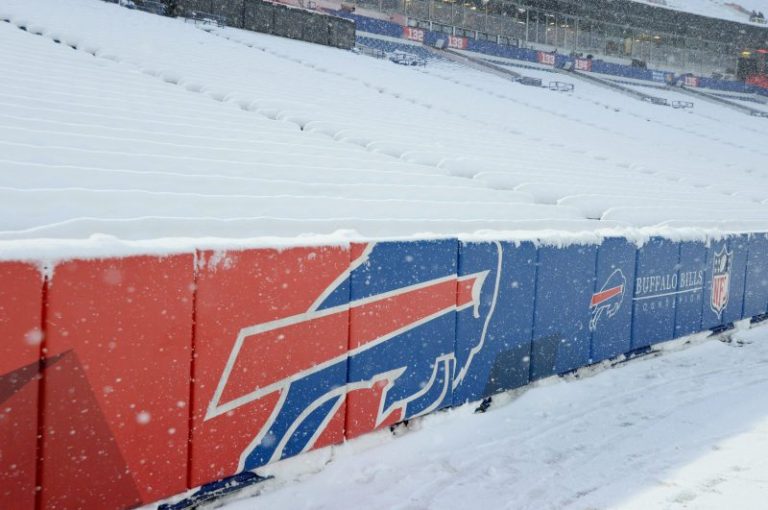Bills offer to pay fans to shovel snow ahead of playoff game