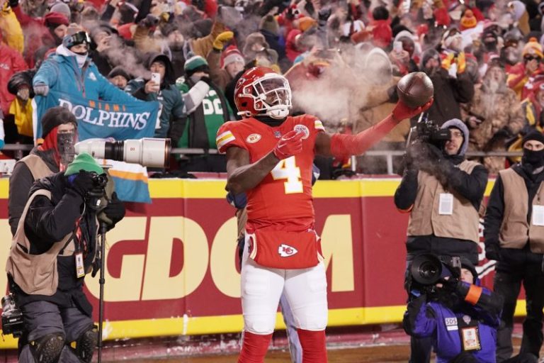 Chiefs shut down Dolphins, cruise into divisional round