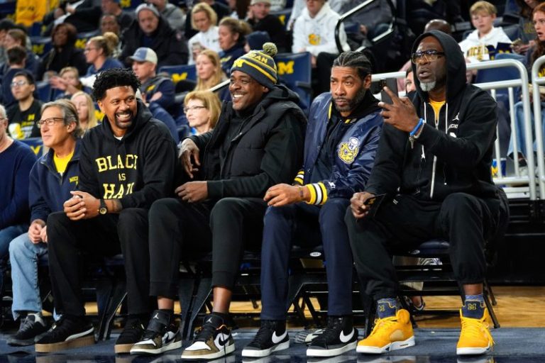 Jalen Rose, Chris Webber, Fab Five reunite at Michigan basketball game