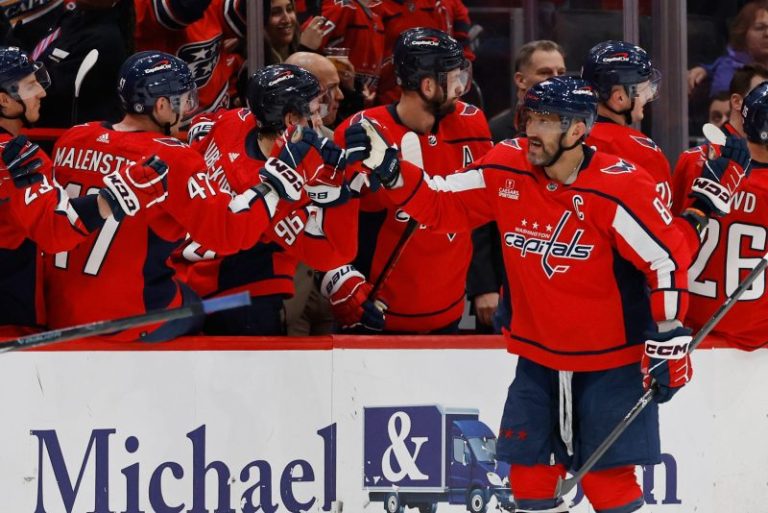 Ovechkin, chasing Gretzky goal record, is on fire