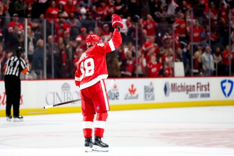 Red Wings get perfect setup with Chelios honor in Kane’s return to Chicago