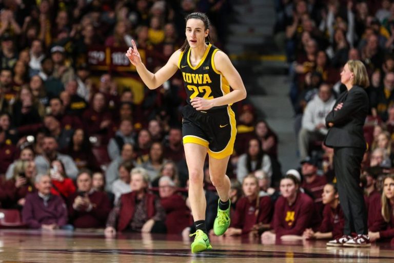 Caitlin Clark scoring tracker: Iowa star breaks Steph Curry record