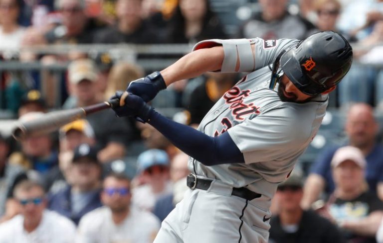 Yet another MLB uniform foul: Player rips pants open on slide into home