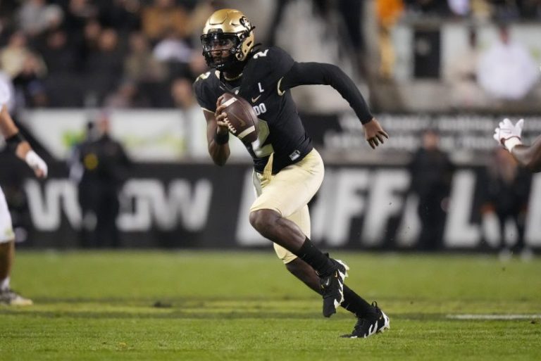 Colorado QB Shedeur Sanders goes to first in-person class on campus