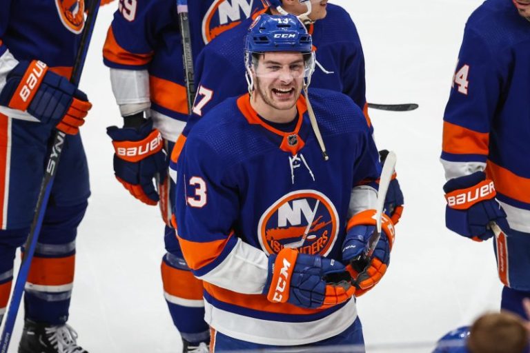 Islanders, Lightning stay alive, avoid sweeps