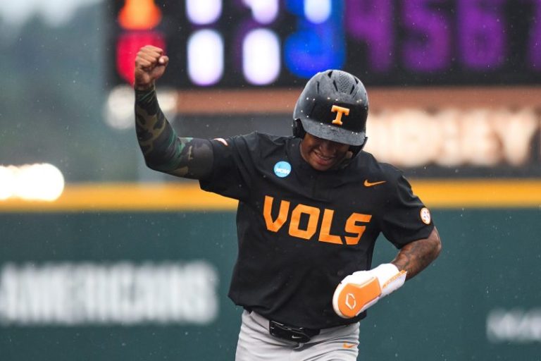 Which teams have advanced to NCAA baseball tournament super regionals?