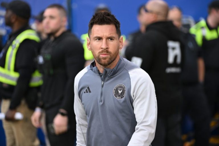 Messi shows up to Inter Miami’s match in walking boot