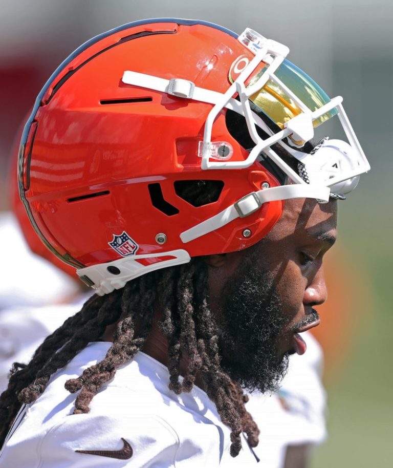 Browns RB sent to hospital by helicopter after hit at training camp