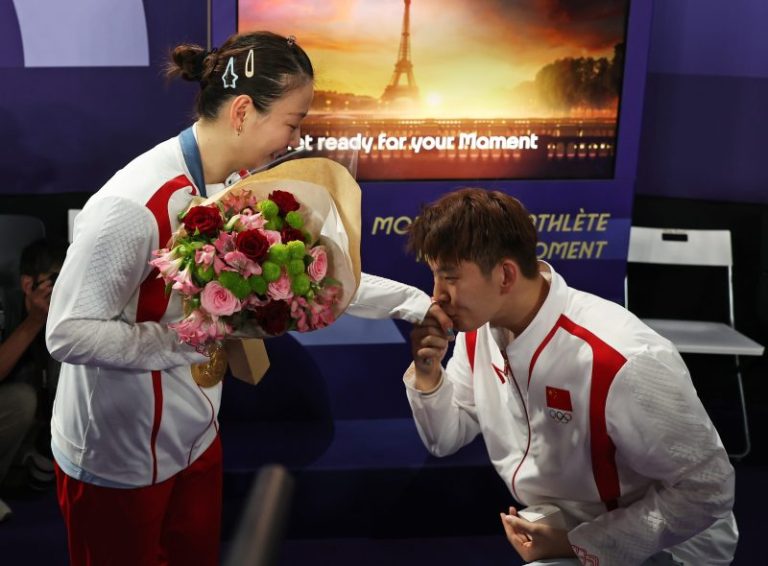 Chinese badminton player gets Olympic gold medal, marriage proposal