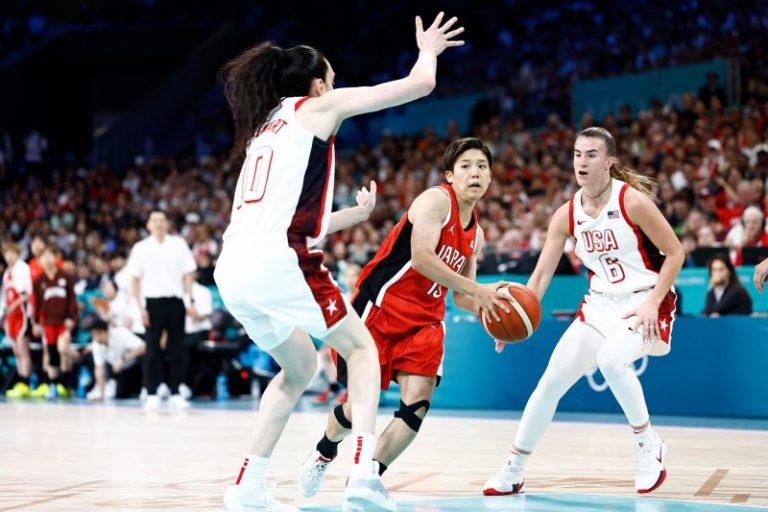 US women’s hoops team catapulted by teammate synergy