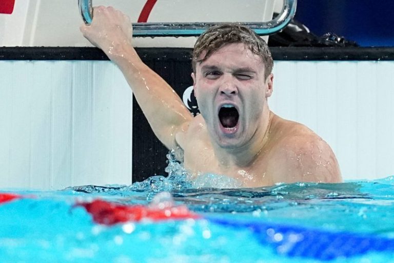 American defends Olympic gold in swimming’s 1,500M, breaks world record