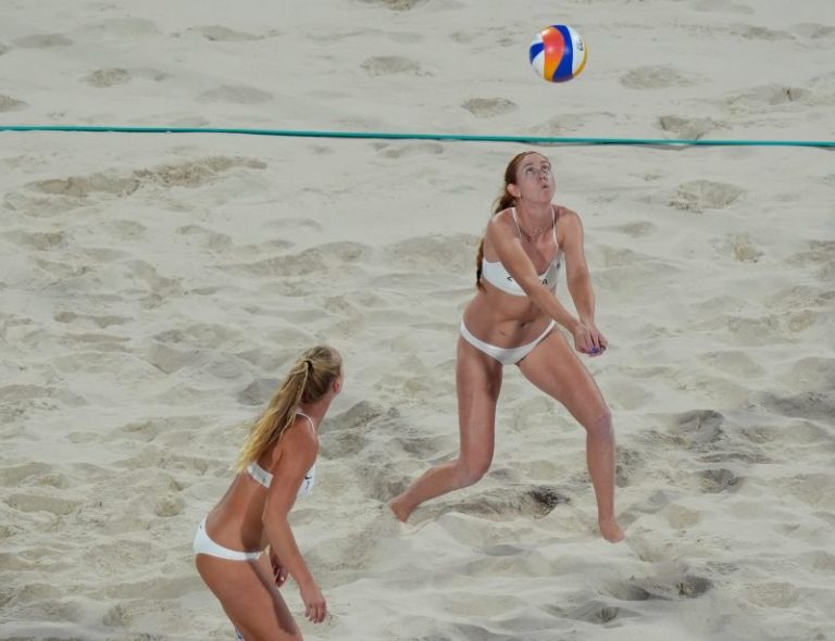 Sara Hughes, Kelly Cheng advance to beach volleyball quarterfinals