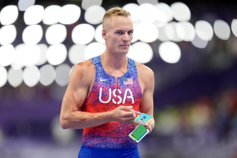 Sam Kendricks wins pole vault silver despite spikes puncturing hand