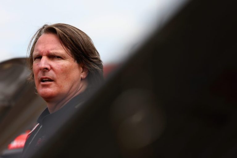 Dirt-racing legend Scott Bloomquist dies in plane crash in Tennessee