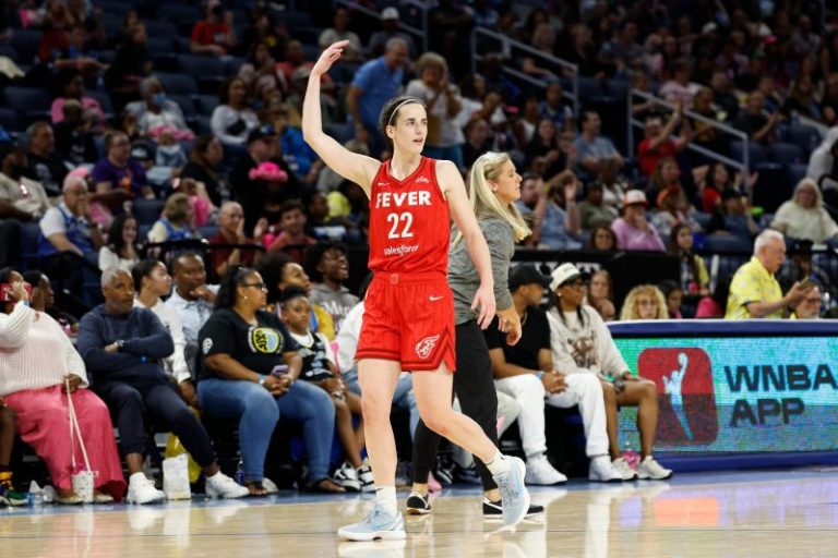Caitlin Clark helps Fever get come-from-behind win vs. Wings
