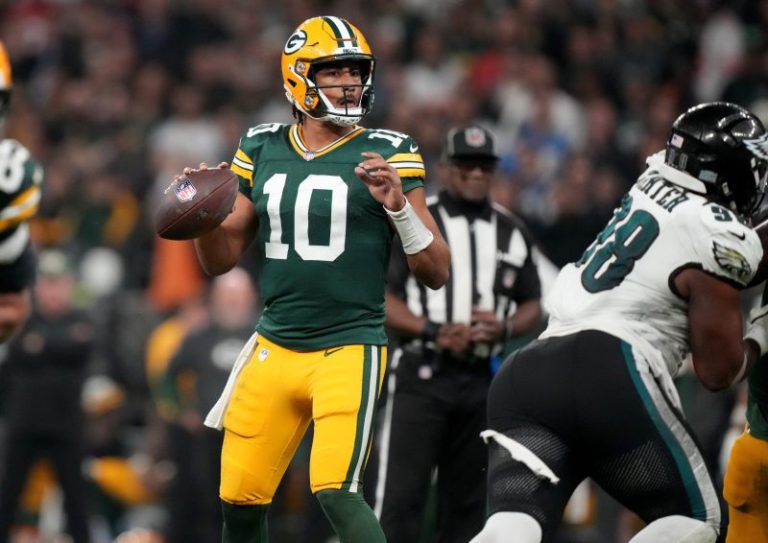 Packers’ star QB suffered knee sprain in loss to Eagles