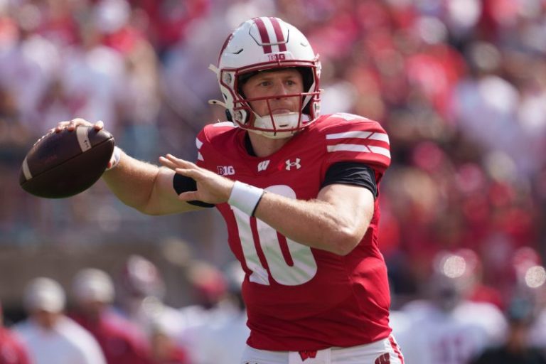 Report: Wisconsin Badgers QB to miss rest of season with knee injury