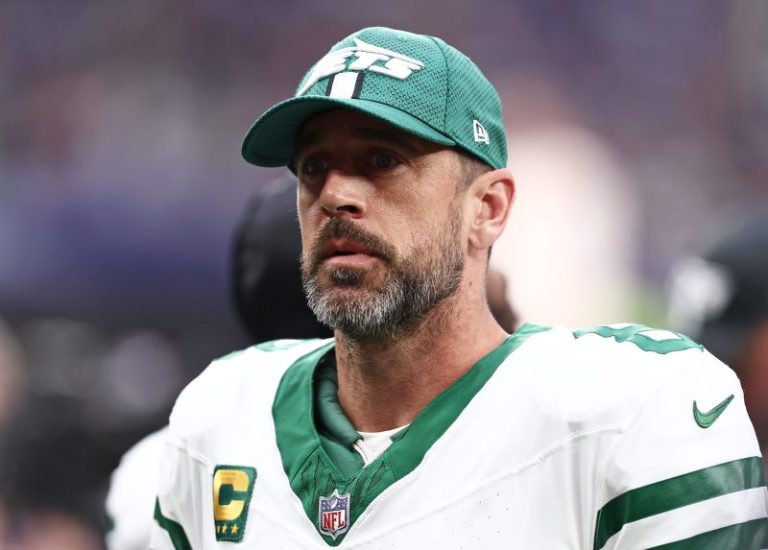 Aaron Rodgers banged up in game vs. Vikings