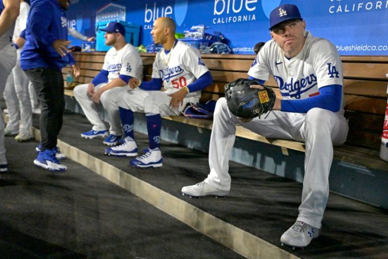 Dodgers All-Star leaves NLDS Game 2 with ankle discomfort