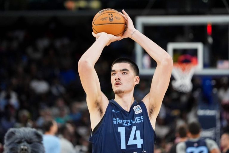 How did Zach Edey do in his preseason debut?