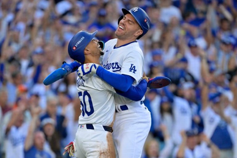 Dodgers crush Mets in NLCS Game 1, tie record with scoreless streak