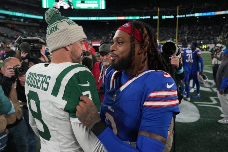 Aaron Rodgers swaps jerseys with Damar Hamlin after ‘MNF’ matchup