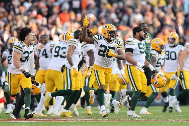Packers block last-second field goal for stunning win over rival