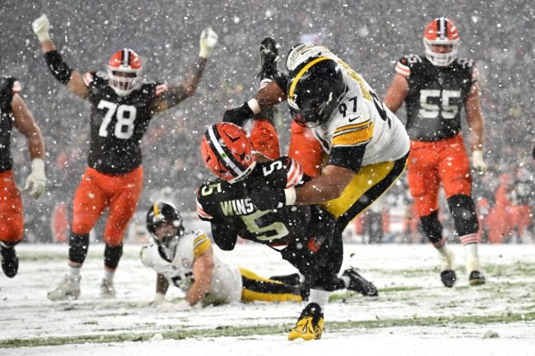 Winners and losers of TNF: Browns stun Steelers in wild snow game