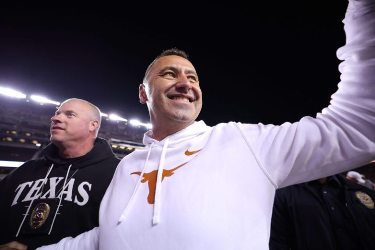 Texas coach Steve Sarkisian stops team from celebrating on Texas A&M logo