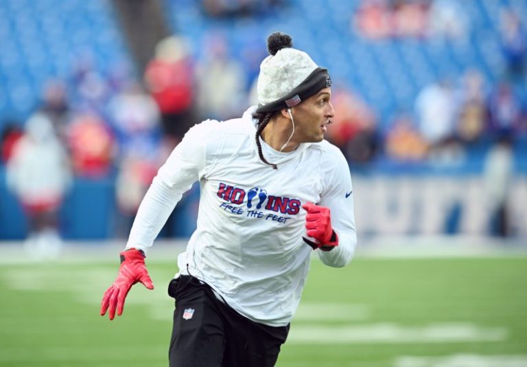 Bills player goes barefoot in the cold ahead of ‘SNF’