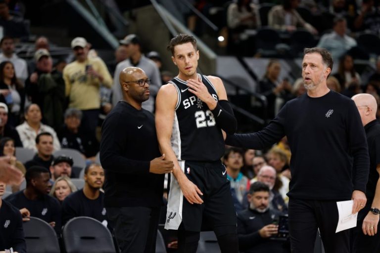Spurs’ Zach Collins flips off referee after ejection