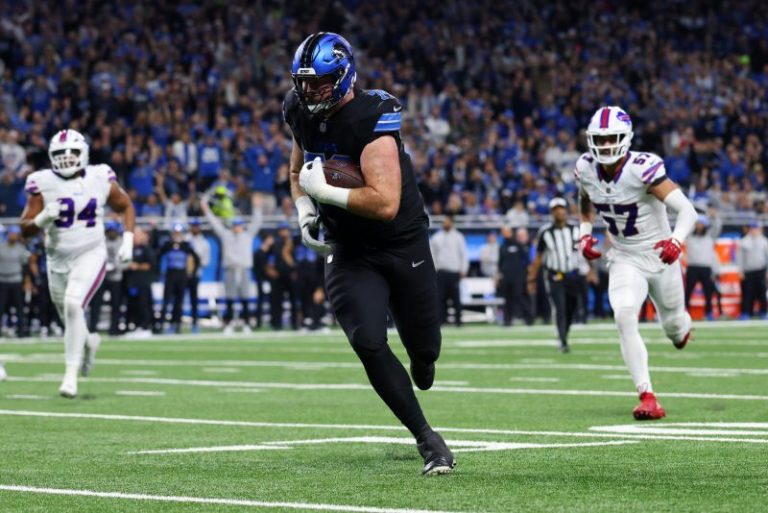 Lions get massive lineman, fan favorite a touchdown catch on trick play