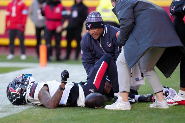 Texans WR carted off with ‘significant’ knee injury, hospitalized