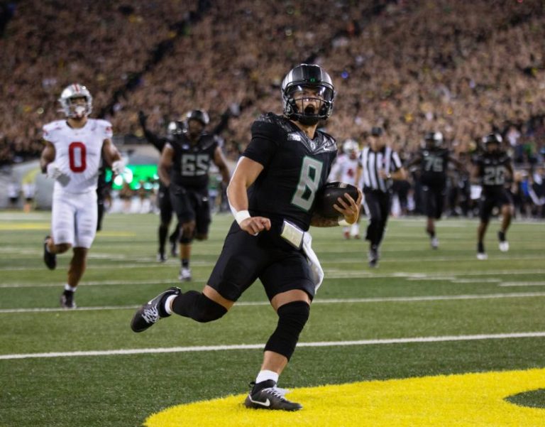 Dillon Gabriel has Oregon on same stage as childhood hero from Hawaii