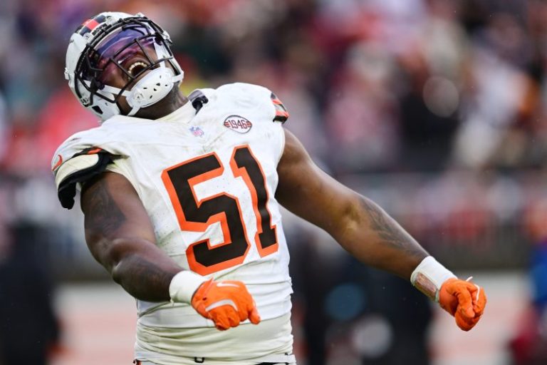 Browns rookie carted off, ruled out with knee injury