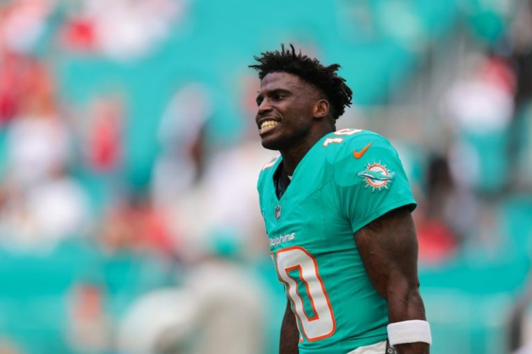 Tyreek Hill didn’t request a trade following meeting, per Dolphins GM