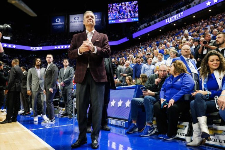 John Calipari booed in return to Kentucky, but Arkansas gets win