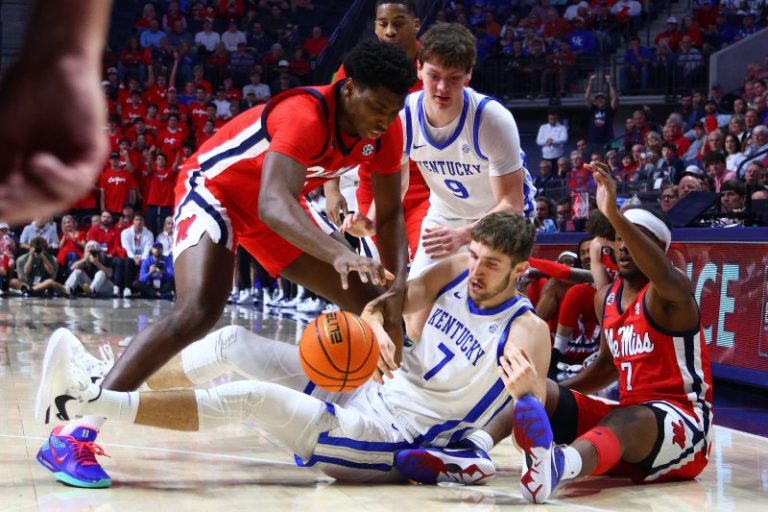 As losses mount, this Kentucky basketball team looks like John Calipari era