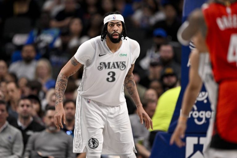 Anthony Davis exits Mavericks debut early with injury